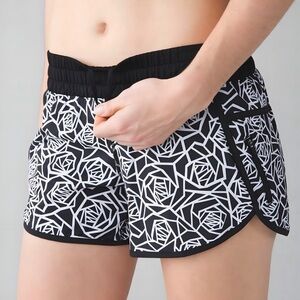 Lululemon Tracker Short III 4-way Stretch Posey Black/White Size 4